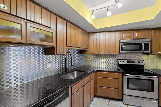 Building Photo - 7430 Sunshine Skyway Ln S