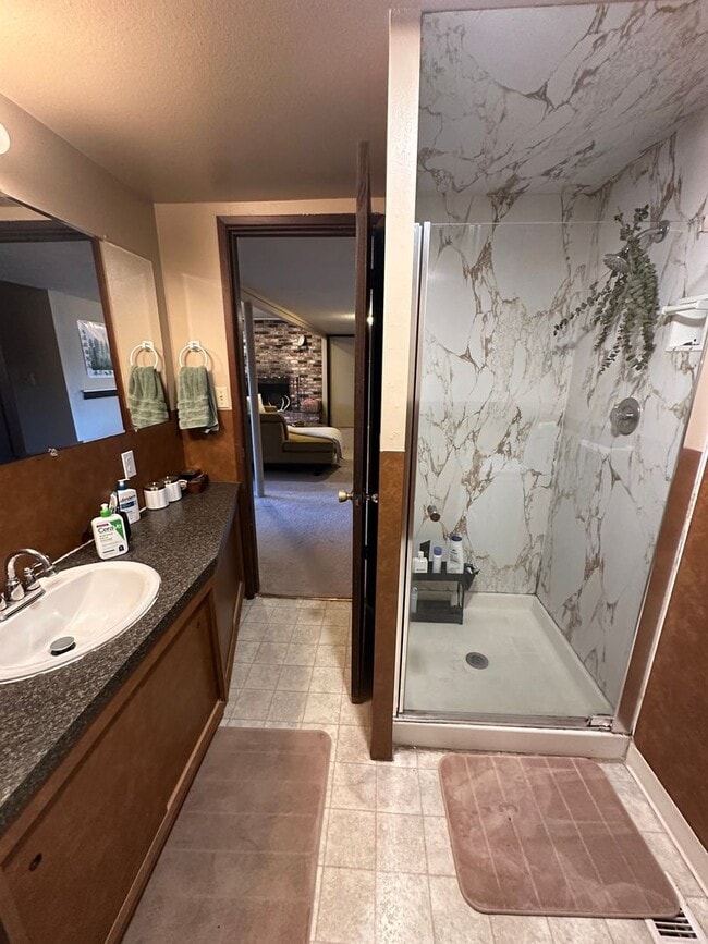 Building Photo - 2 bedroom 1 bath daylight basement unit in the heart of Edmonds