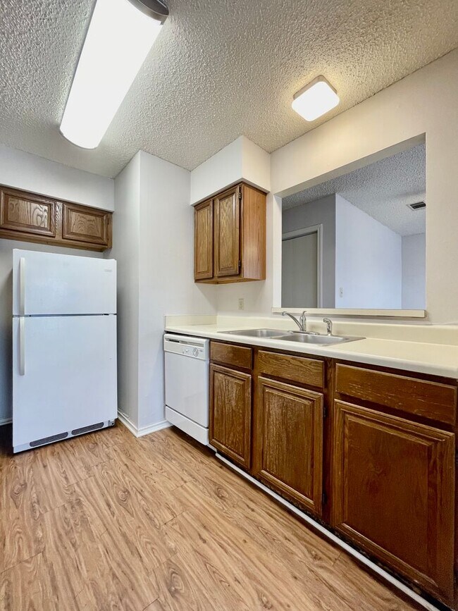 Building Photo - 2 Bedroom/1 Bath Apartment - Fresh Paint &...