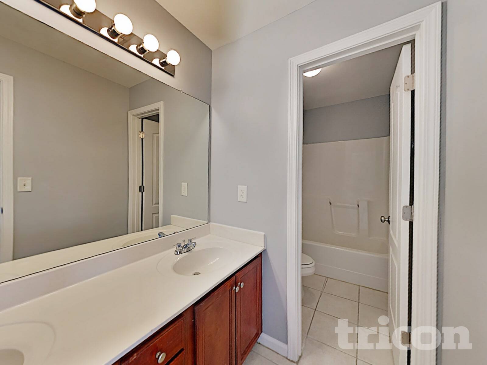 Building Photo - 1228 Saxony Dr SE