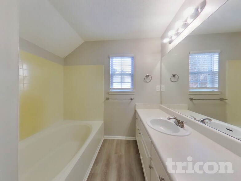 Building Photo - 5021 Meadow Trce