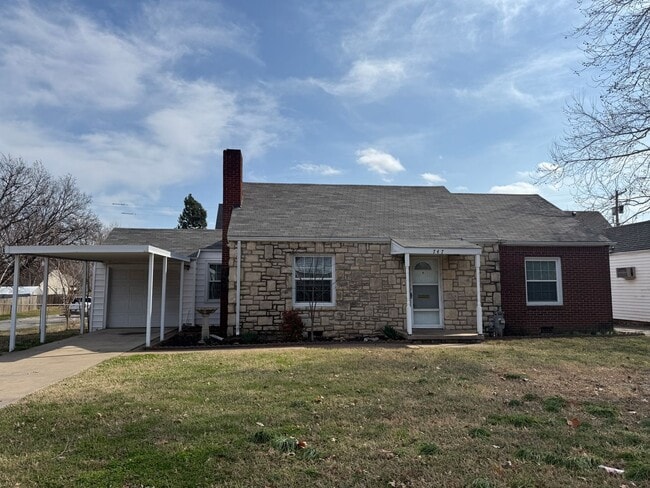 Building Photo - 2 Bedroom fenced yard with BONUS Room