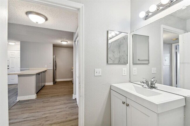 Building Photo - 9481 Highland Oak Dr
