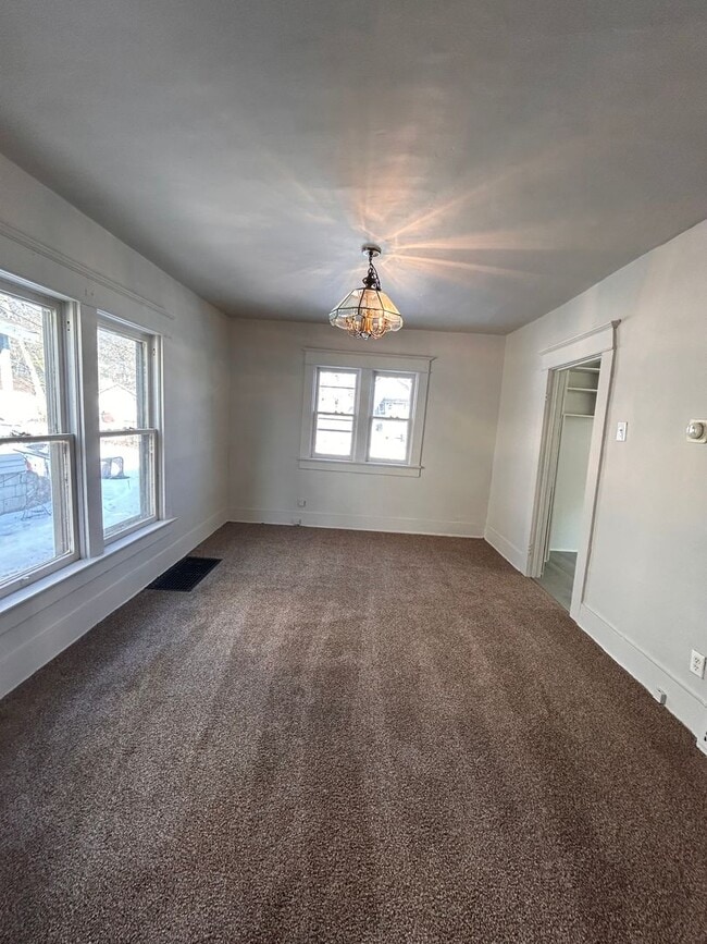 Building Photo - 1302 Sinclair St