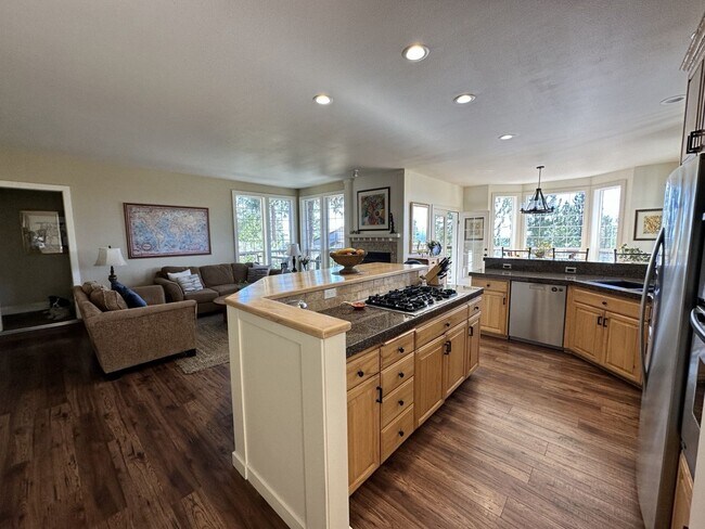 Building Photo - Large Furnished home on Awbrey Butte