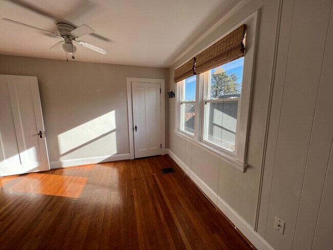 Building Photo - 4964 Oaklawn Dr