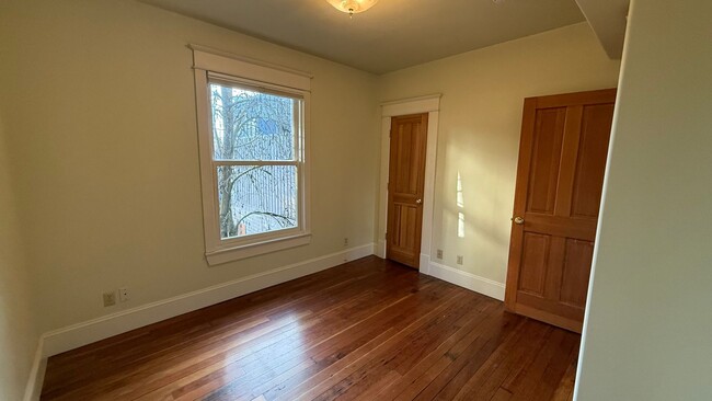 Building Photo - 3 bed 1 bath 1902 historic PDX original SE...