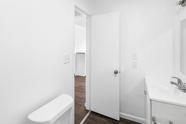 Building Photo - 3 bedroom 1 bathroom single family house!