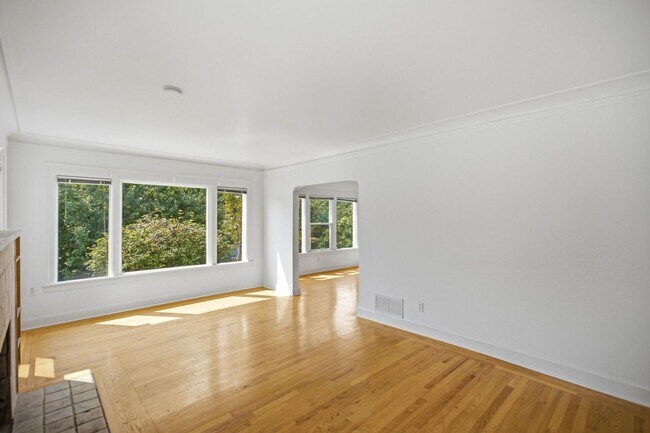 Building Photo - Steps from Green Lake ,6 bed 3 bath home with 2 kitchens and 2 laundry rooms.