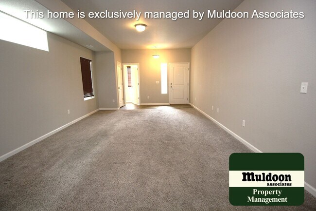 Building Photo - Beautiful end unit townhome
