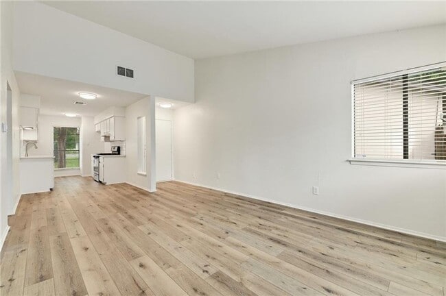 Building Photo - 2-Bedroom Duplex with Garage
