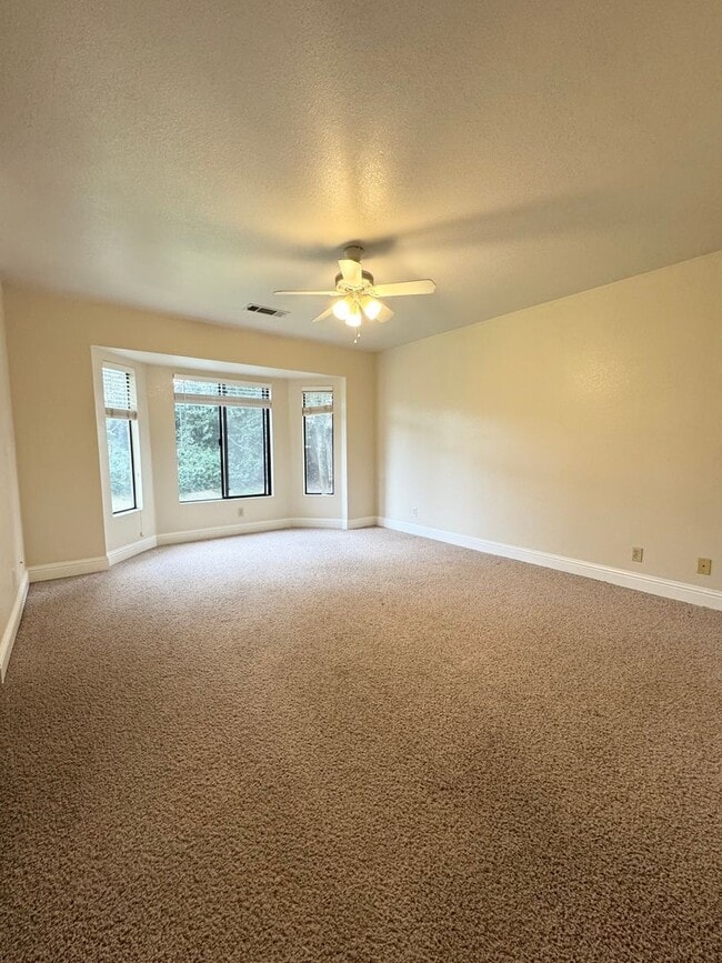 Building Photo - 4 Bedroom in Candlewood Subdivision