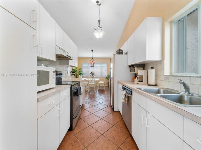 Building Photo - 3 bedroom in Dania FL 33004