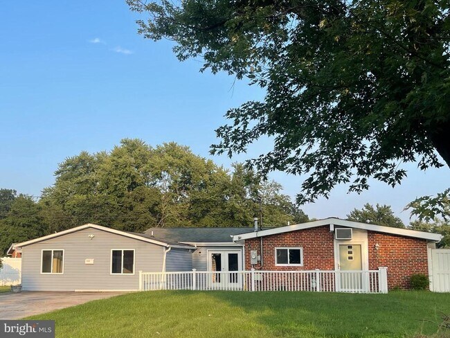 Building Photo - 1229 Crawford Dr