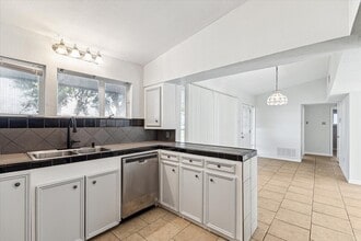 Building Photo - 5125 Maple St