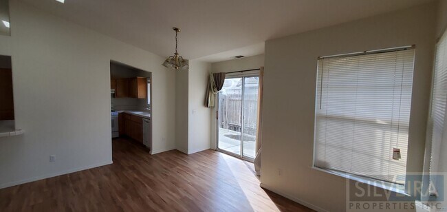 Building Photo - 2 Bedroom Santa Maria home available!