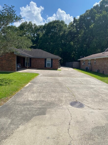 Building Photo - 10937 Carmel Dr