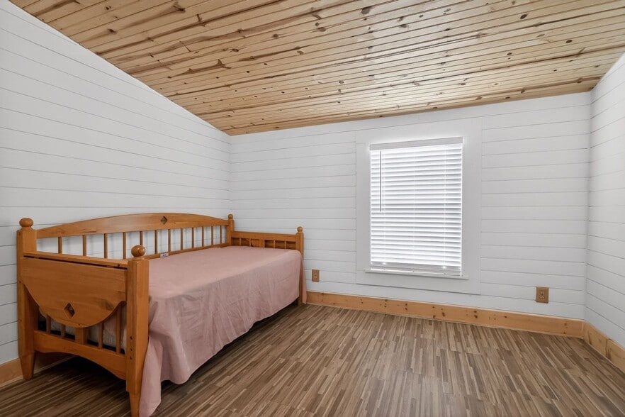 Building Photo - 992 N Maple St