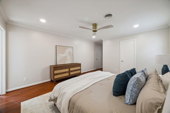 Building Photo - 9777 Larston St