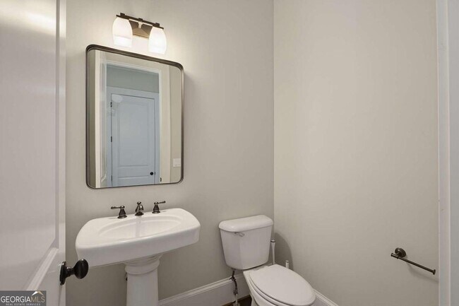 Building Photo - 1452 Woodland Hills Dr NE