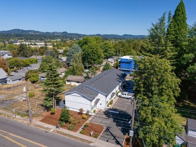 Building Photo - Recently remodeled 2 bedroom 1 bath unit! ...