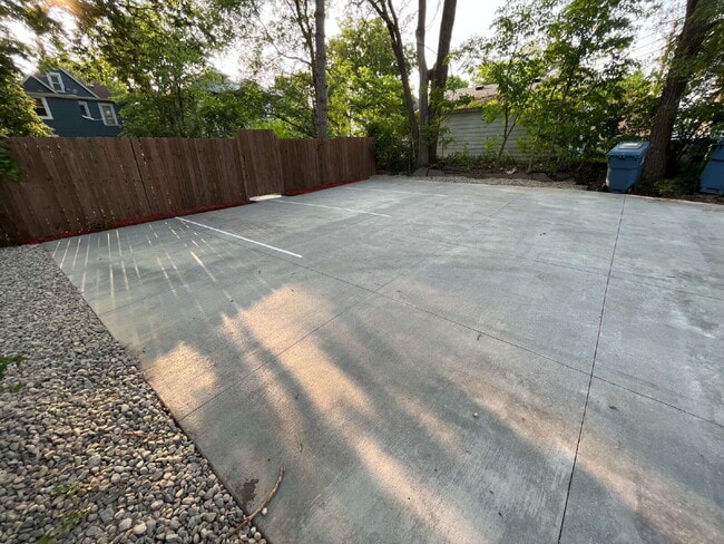 Building Photo - 3 Bedroom + Den in Minneapolis