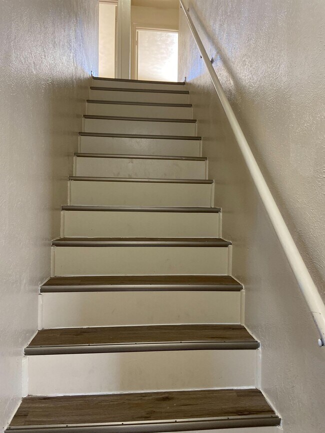 Building Photo - 704 Skyline Dr