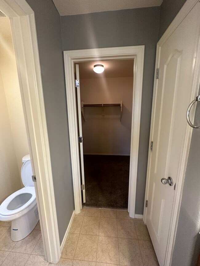 Building Photo - *$500 OFF 1ST MONTHS RENT. MUST MOVE IN BY...