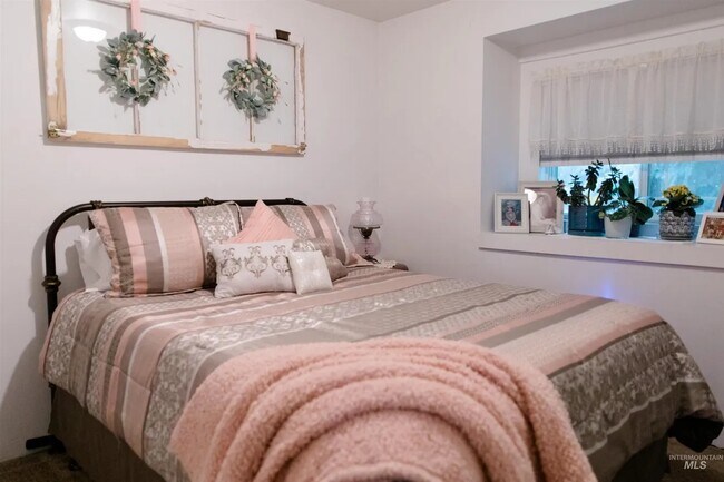 Building Photo - 2565 N 3rd E St