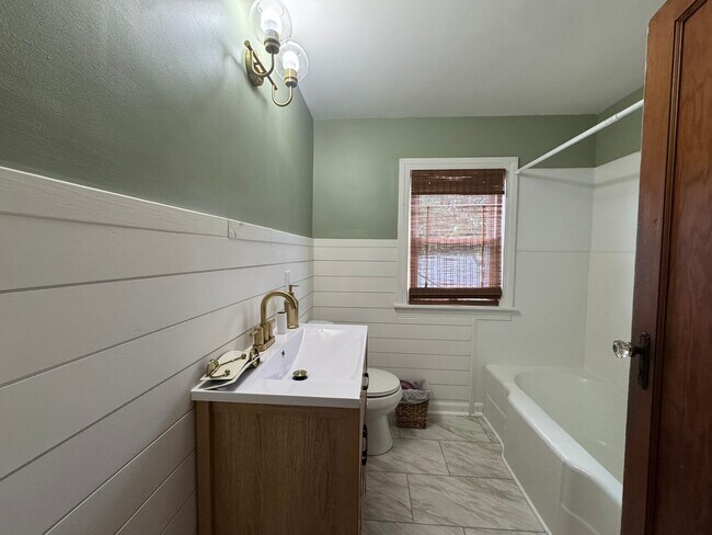 Building Photo - COMING SOON | Fully Furnished 4BR Student Home | All Utilities Included | Walk to UE