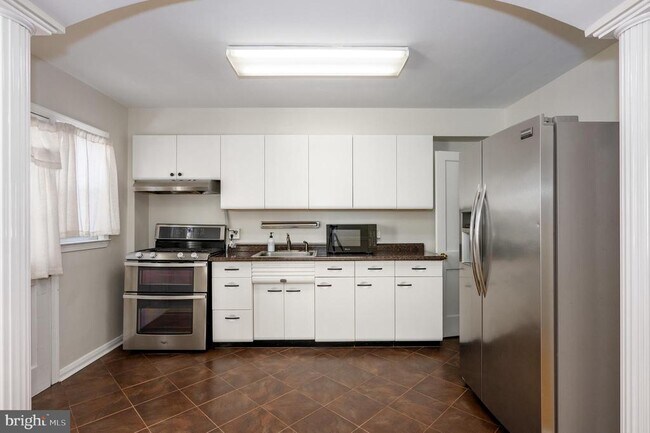 Building Photo - 427 Westham Way