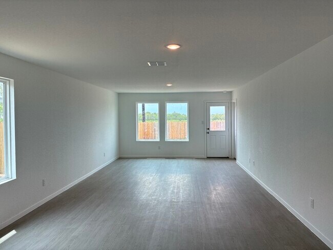 Building Photo - Charming 4 beds 2 baths in San Antonio!