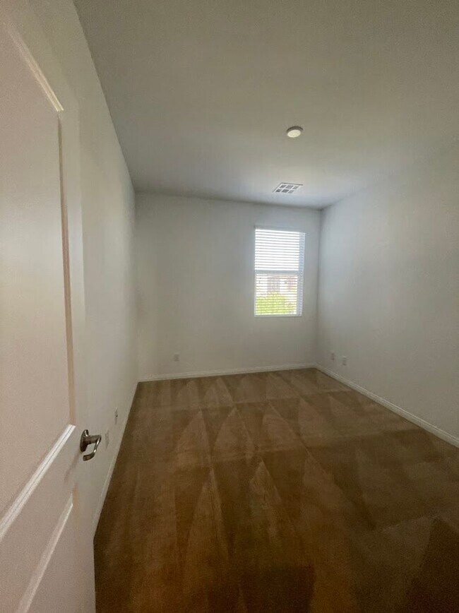 Building Photo - Gated Southern Highlands Community - Versi...