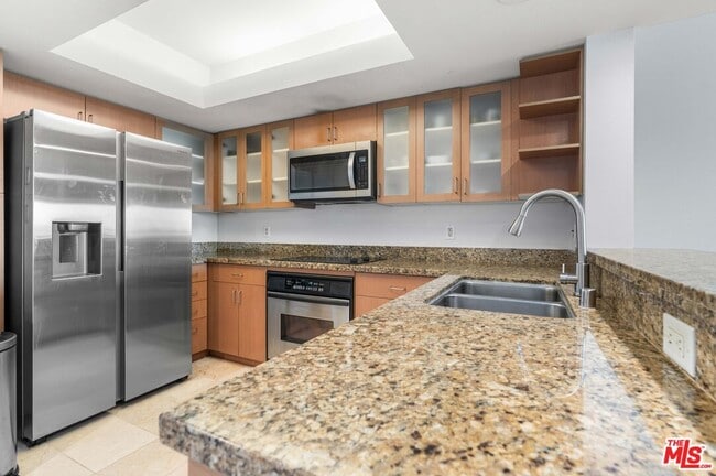Building Photo - 13700 Marina Pointe Dr