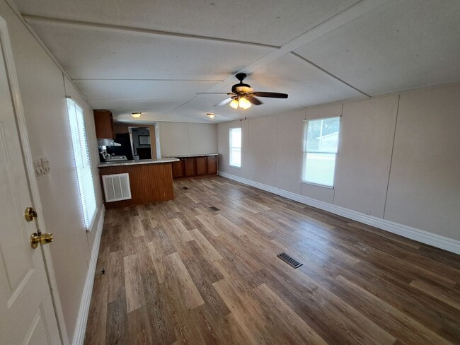 Building Photo - Remodeled 2BR/2BA mobile home off Pine For...