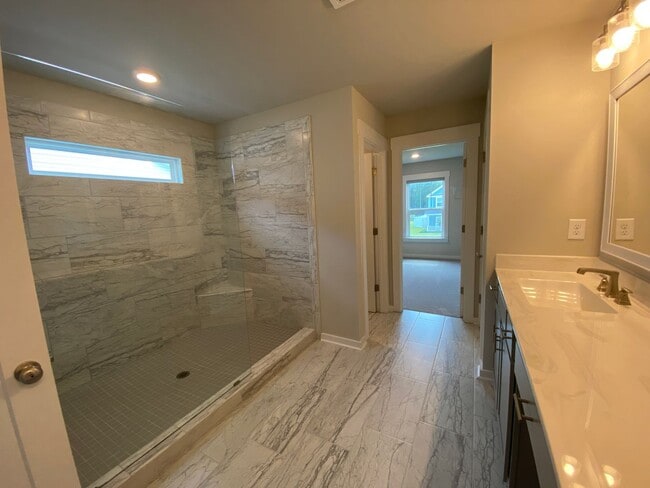 Building Photo - 5 bedrooms 3 bathroom Smart Home