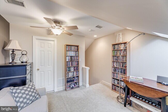 Building Photo - Waterfront Townhome Living in Sought-After Alexandria Location