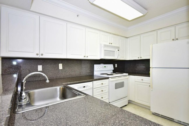 Full Kitchen w/Dishwasher - 2501 S Ocean Dr