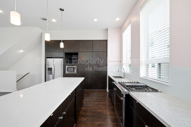 Building Photo - 3131 Leeland St
