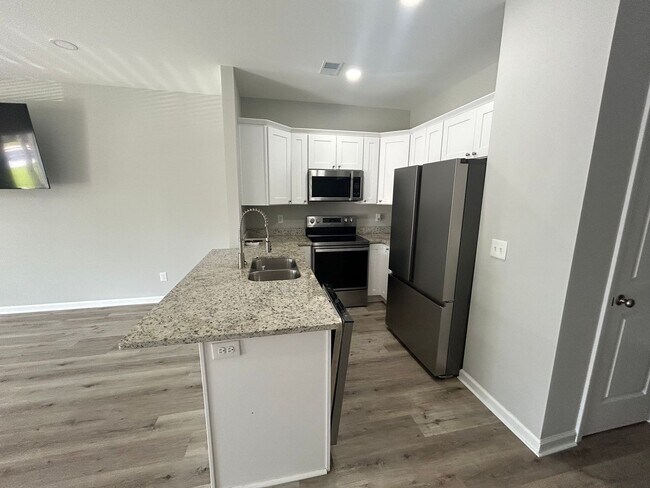 Building Photo - $1995  a Month For Lovely Duplex in Historic Melrose Heights