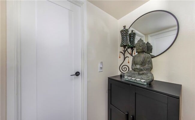 Building Photo - CLEAN & QUIET 2 BED 1 BATH CONDO