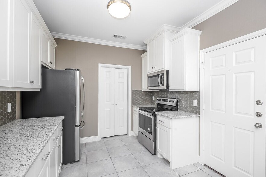 Building Photo - 811 N Ridge Dr
