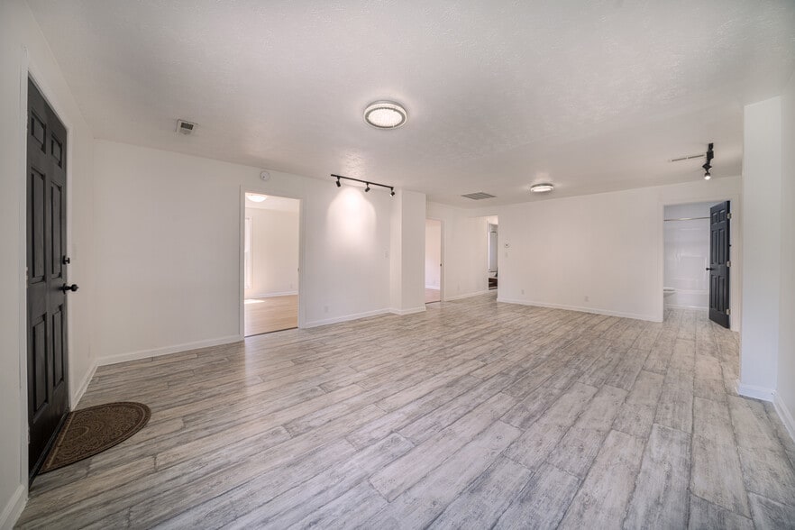 Primary Photo - 212 McArthur Dr