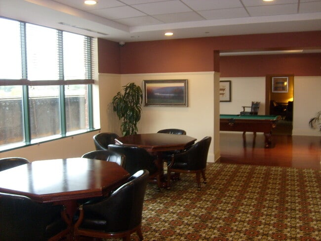 Building Photo - One Bedroom Condo Overlooking the James Ri...