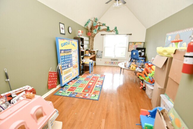 Building Photo - Large 4-5 bedroom 2.5 bath home in South B...