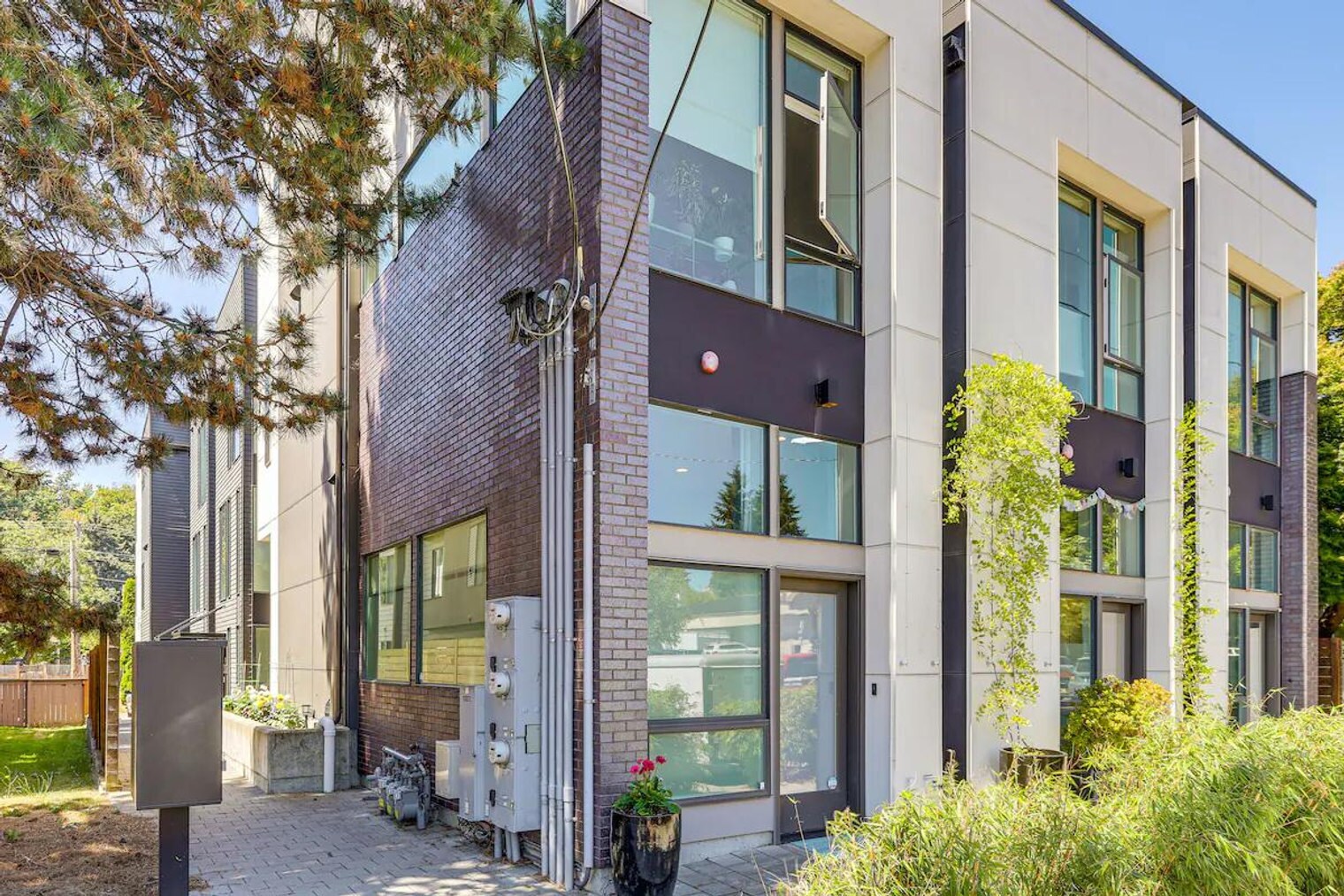 Building Photo - 3821 34th Ave W