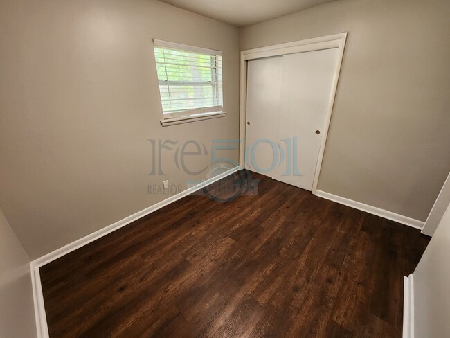 Building Photo - Wonderful 3BR/1.5BA Just a few blocks away...