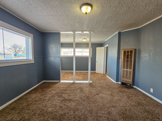 Building Photo - 3 Bed home in Shawnee!