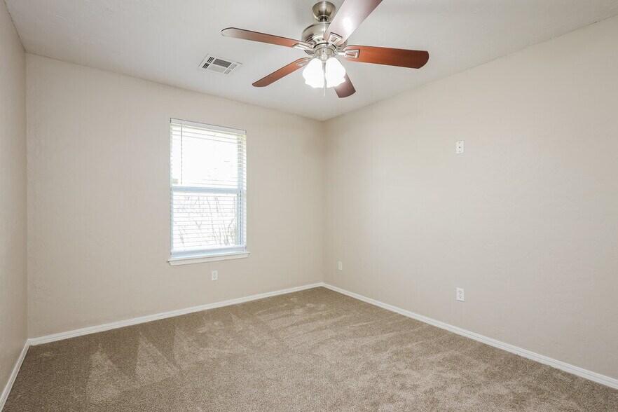 Building Photo - 10117 S Land Ave