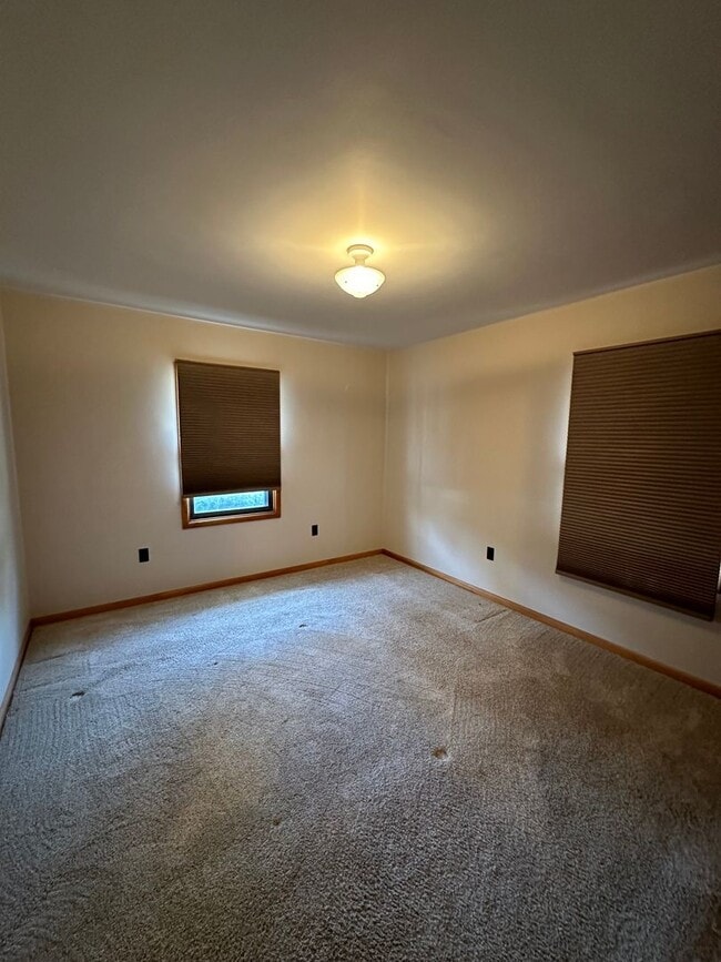 Building Photo - ZERO ENTRY! 2bed/1bath In Beatrice, NE